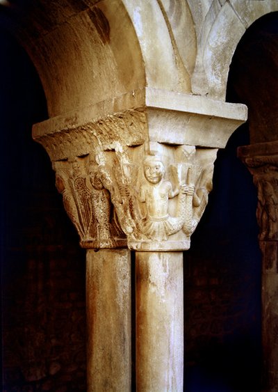Capitel con tallas de una sirena sosteniendo sus dos colas de Catalan School